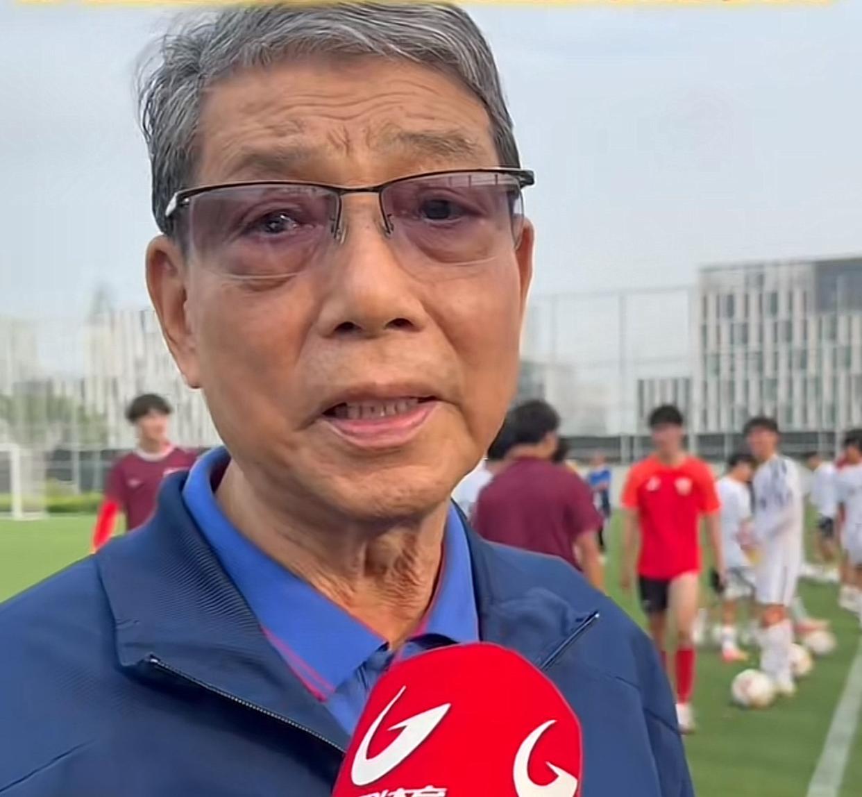 徐根宝评价：蒯纪闻表现尚可，李新翔需加强体能训练